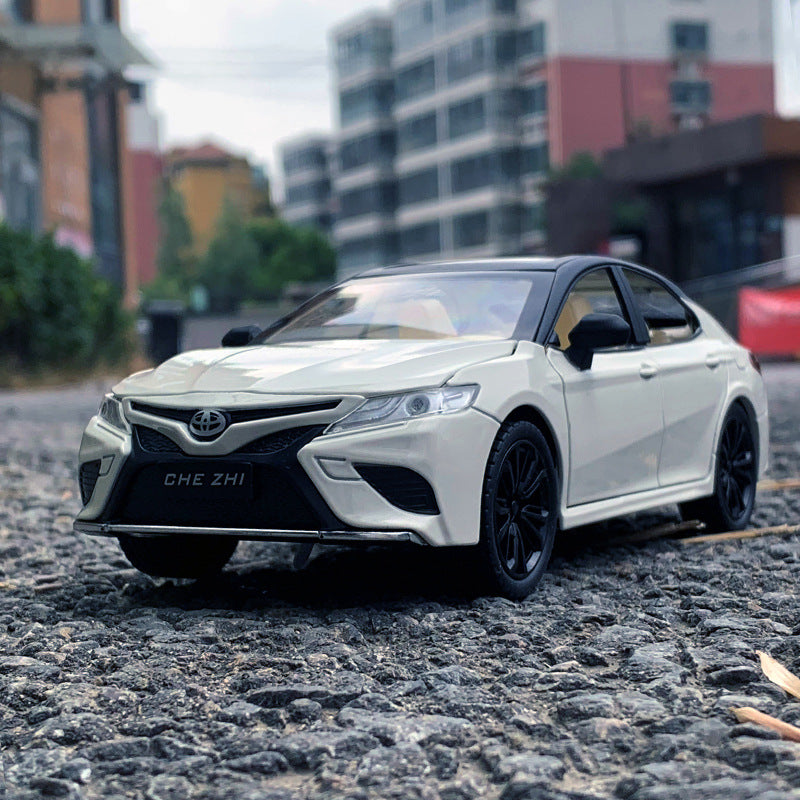 1:24 Alloy Car Model White Toyota Camri